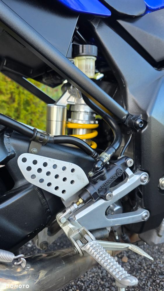 Yamaha R1 - 25