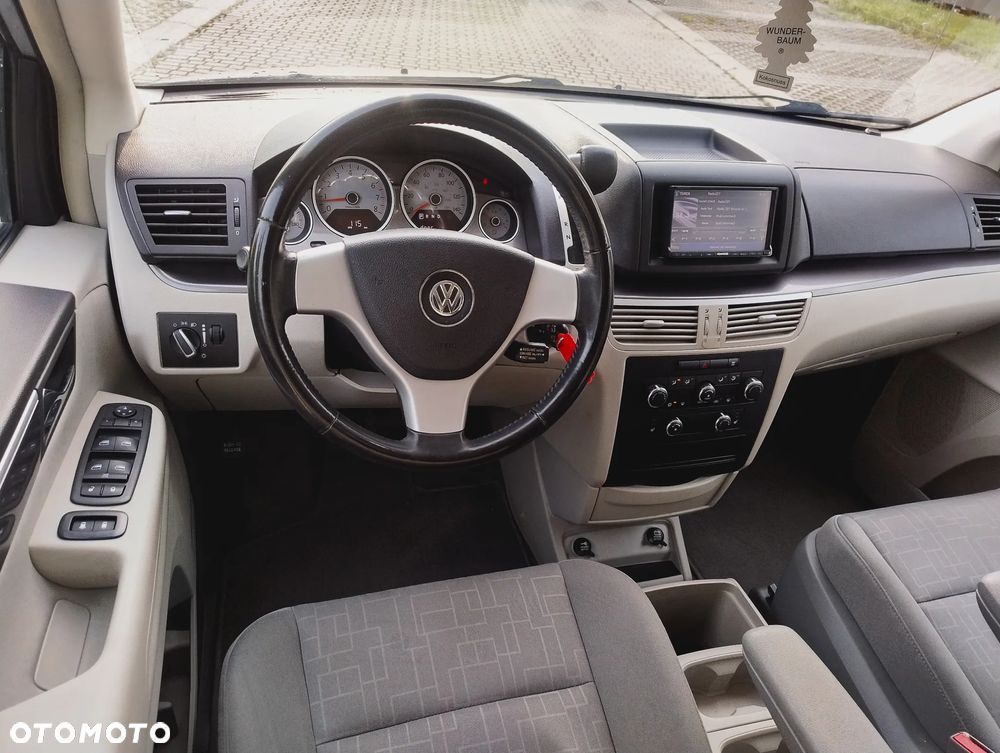 Volkswagen Routan - 13