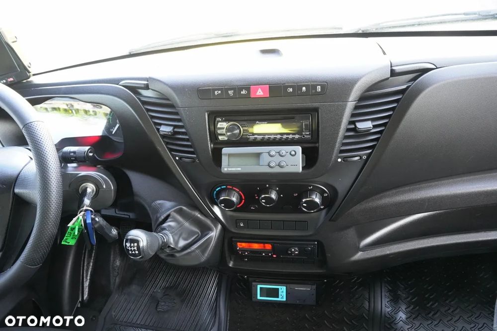 Iveco DAILY 70-150 / CHŁODNIA / AGREGAT THERMO KING V -300 MAX / BLIŹNIAK / WINDA DHOLLANDIA / AUTOMAT / 3 MIEJSCA - 31