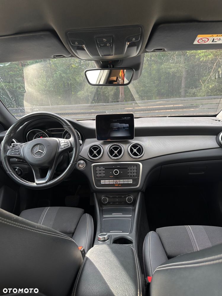 Mercedes-Benz CLA 180 7G-DCT Urban - 27