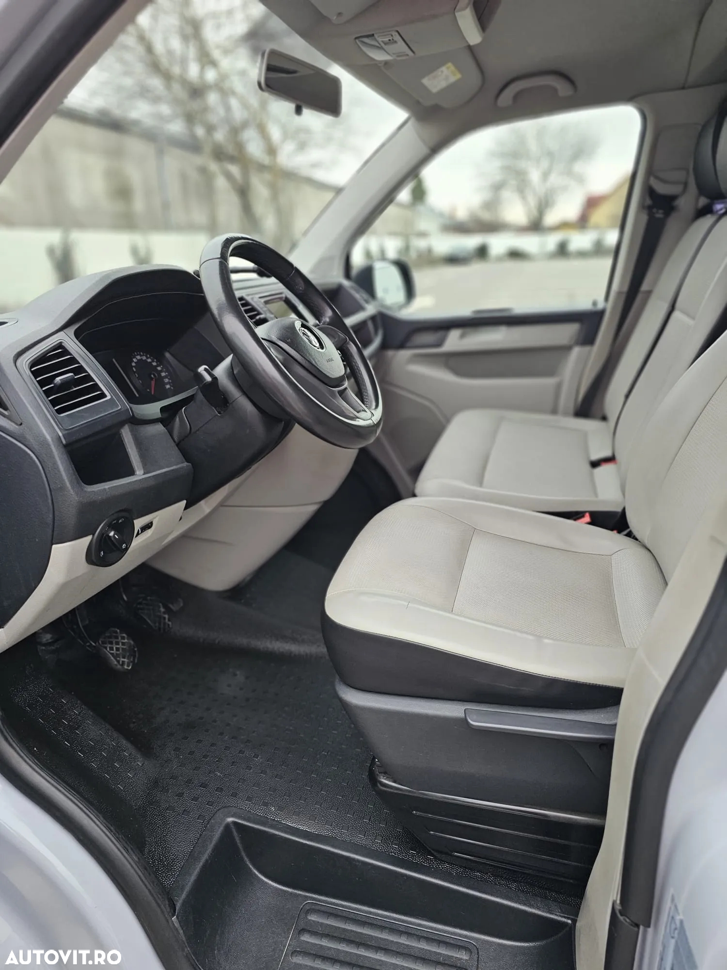 Volkswagen Caravelle - 10