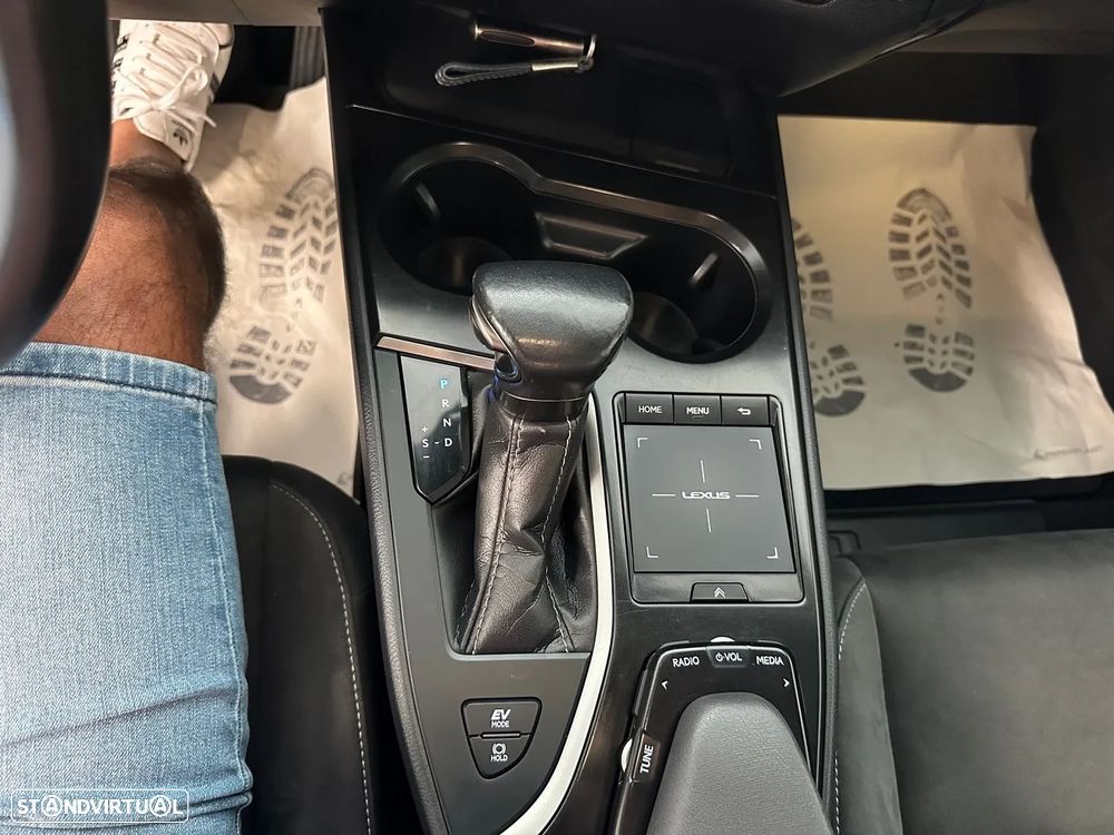 Lexus UX 250h Business - 17