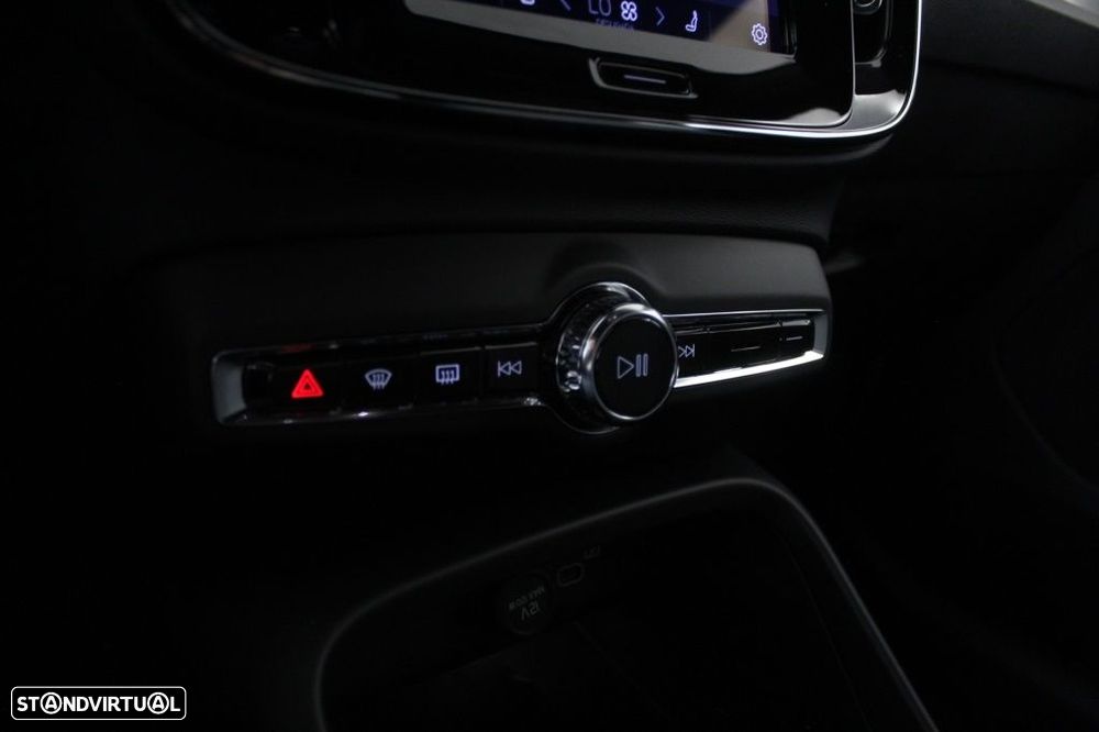 Volvo XC 40 2.0 B3 Plus Dark - 29