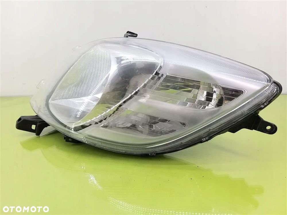 Reflektor lampa przód lewa Toyota Yaris II 2005-2011 R VALEO 81130-0D120 - 2