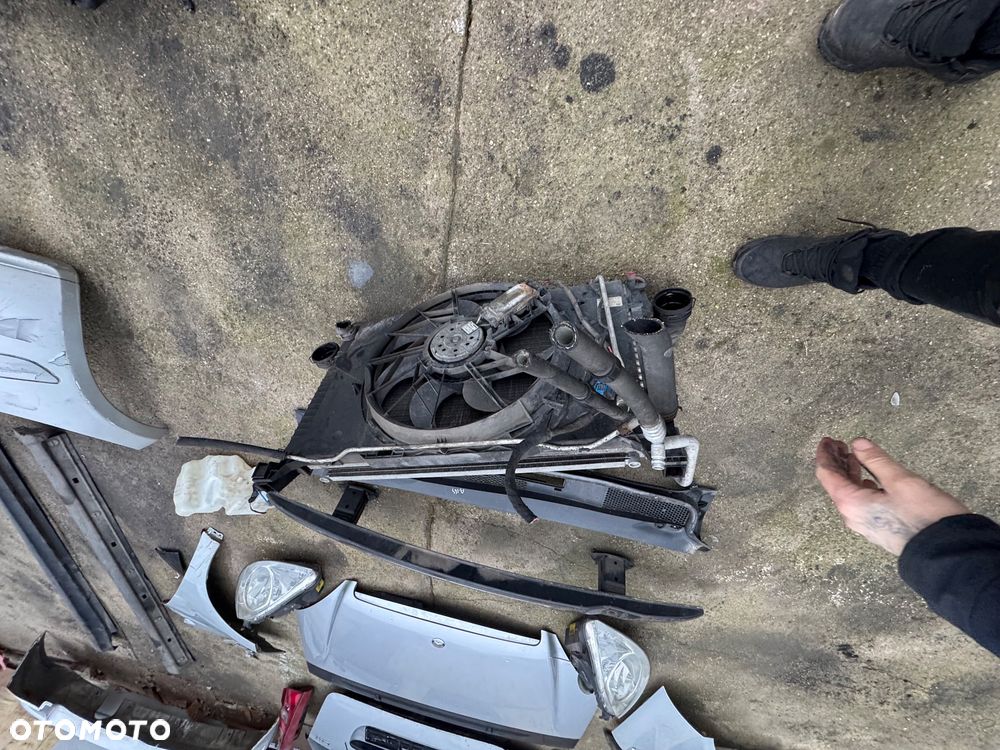 Mercedes a klasa w169 kolor srebrny 761 lampy przód prawa lewa przednie tylnie tył maska błotnik prawy lewy podszybie dysze spryskiwacza osłona plastik na masce wlot maski lampy tył drzwi prawe lewe przednie tylnie pas przedni chłodnice podszybie zderzak przód przedni progi - 2