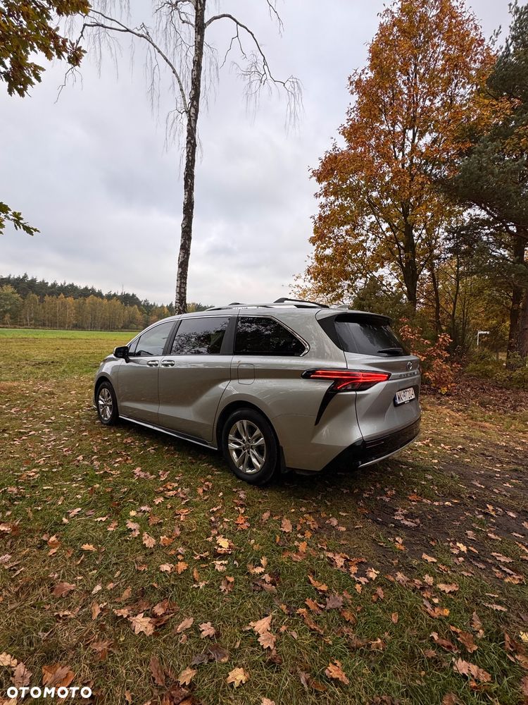 Toyota Sienna - 1