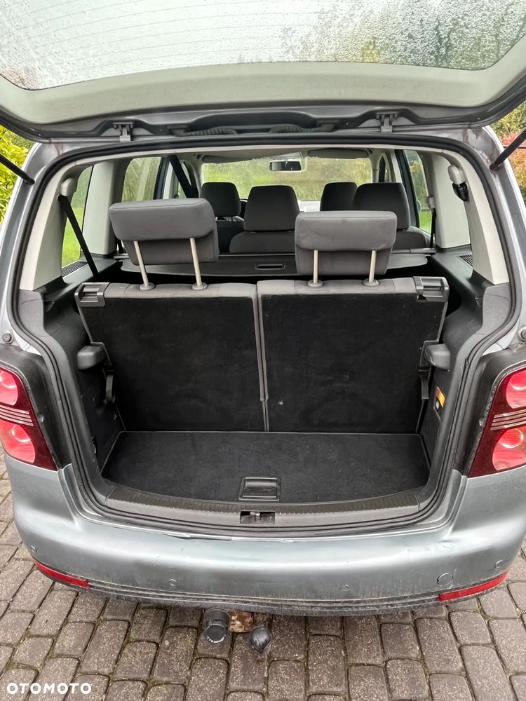 Volkswagen Touran - 12