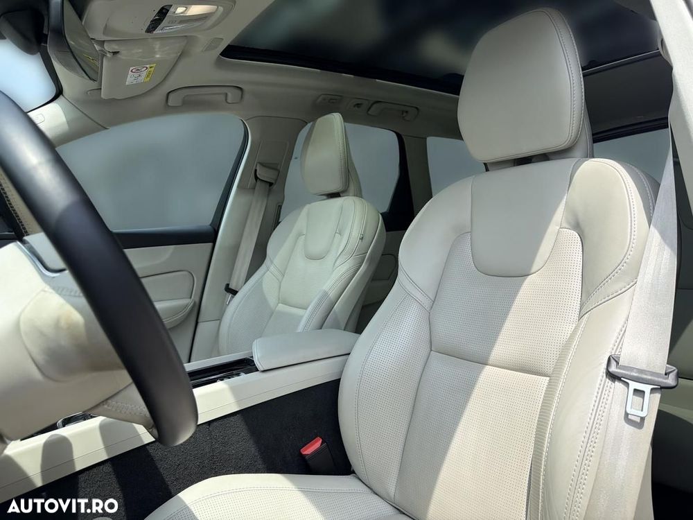 Volvo XC 60 B5 AT AWD MHEV Plus Dark - 11