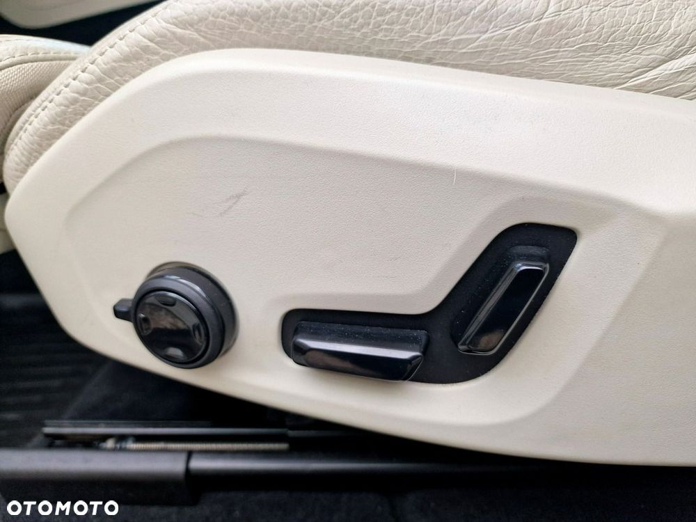 Volvo XC 60 T6 Plug-In Hybrid AWD Ultra Dark - 18