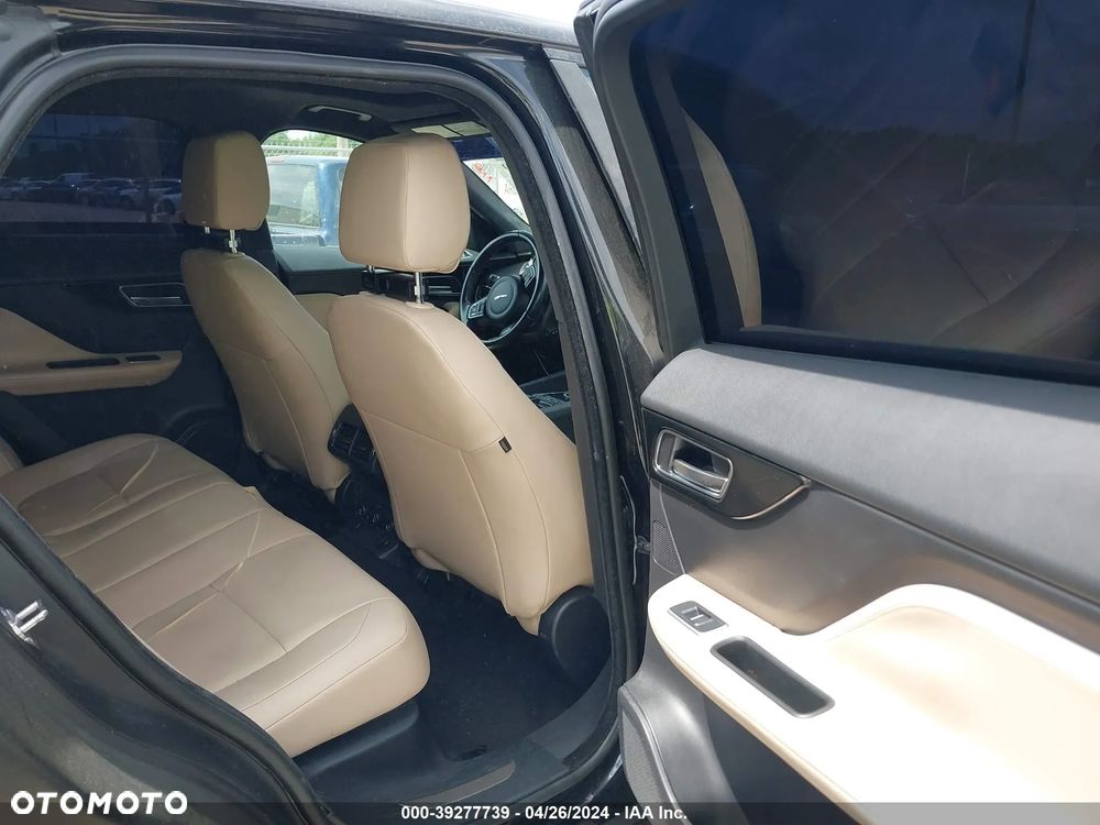 Jaguar F-Pace 25t AWD Prestige - 12