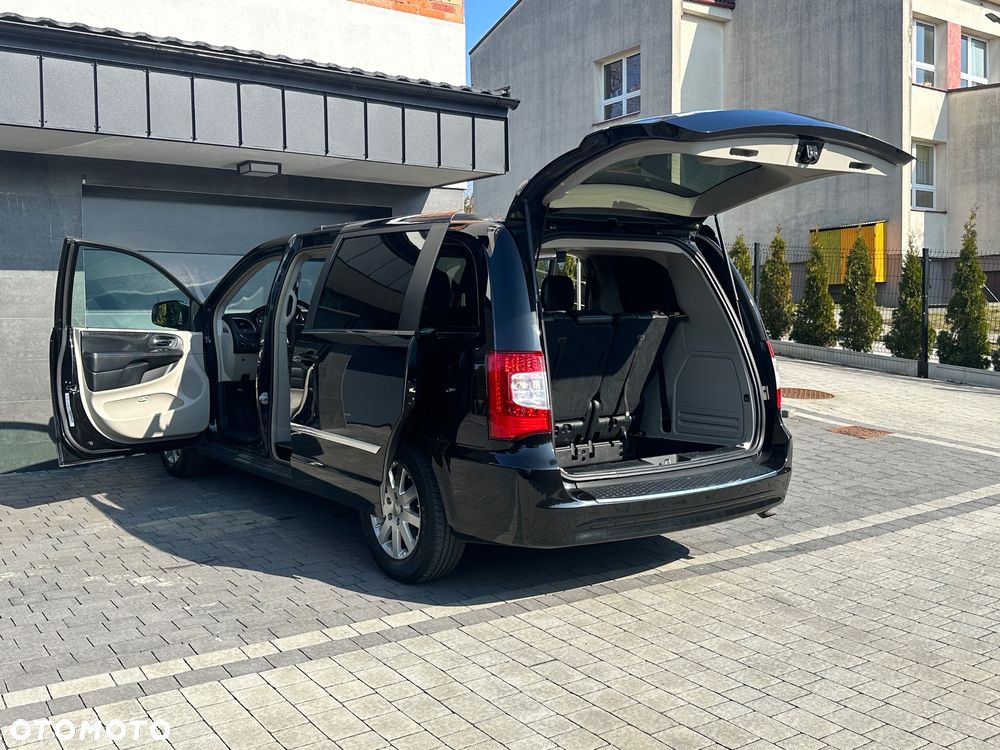 Chrysler Town & Country - 8