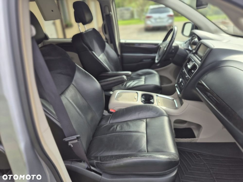 Chrysler Town & Country - 11