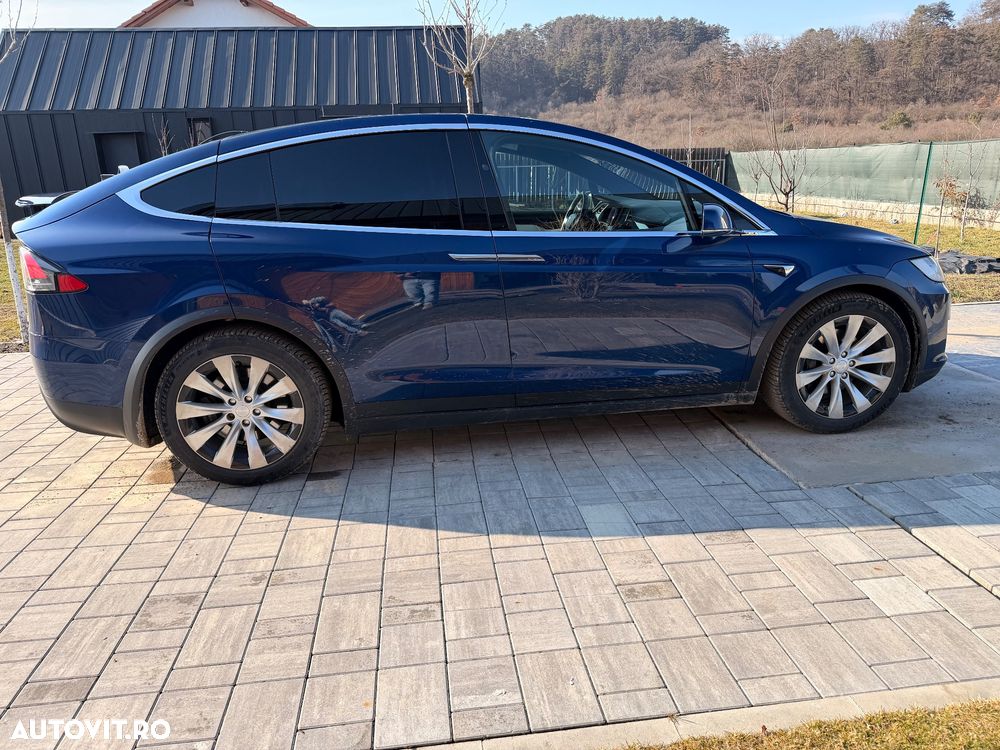 Tesla Model X - 12