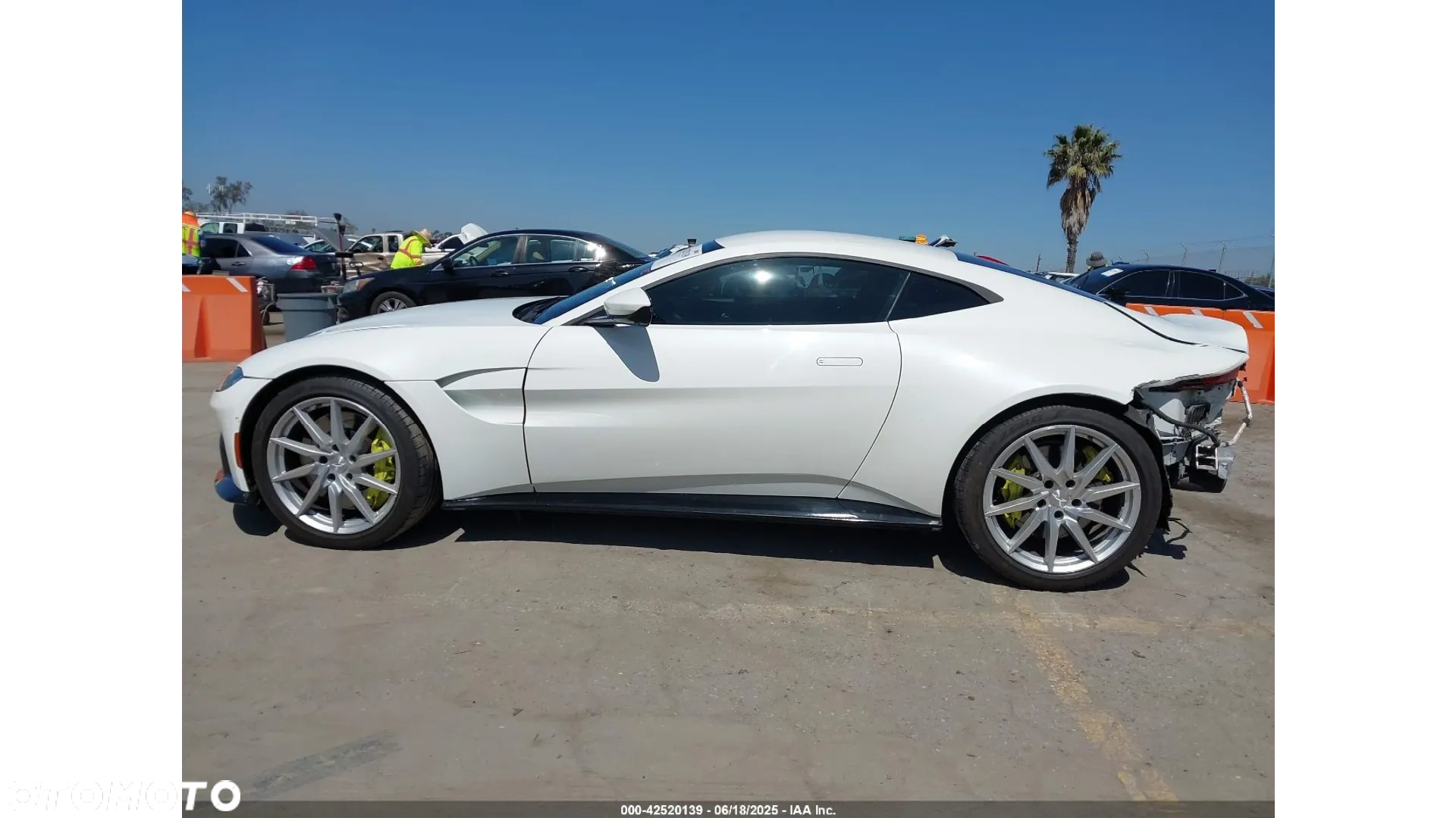 Aston Martin Vantage - 7