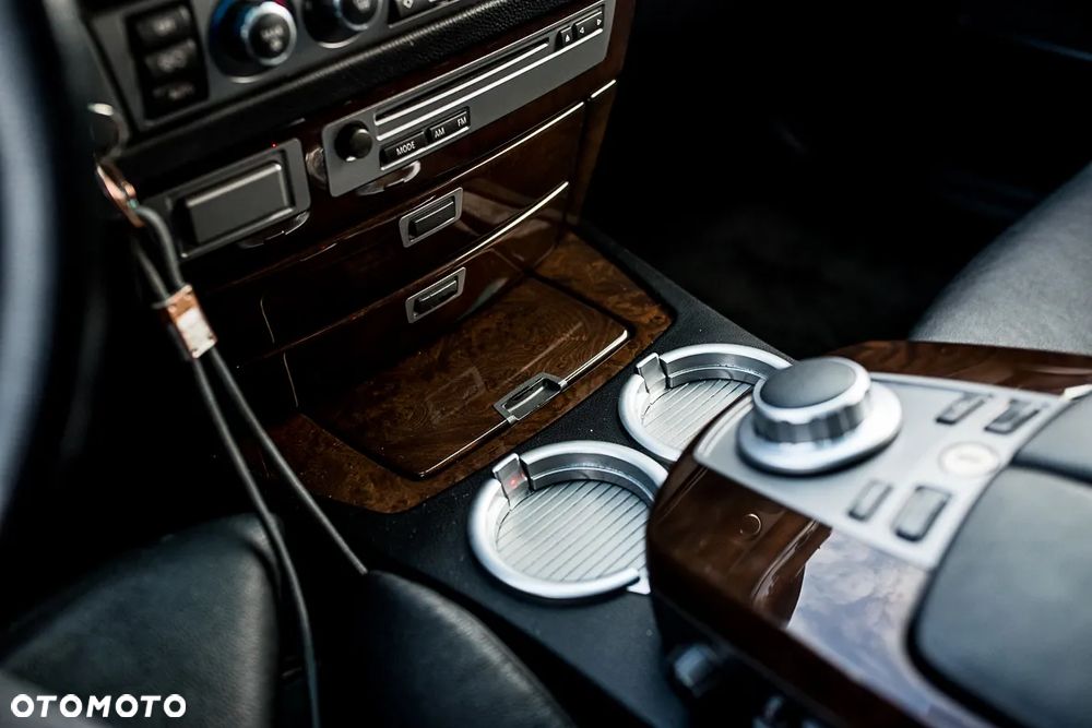 BMW Seria 7 750i - 26
