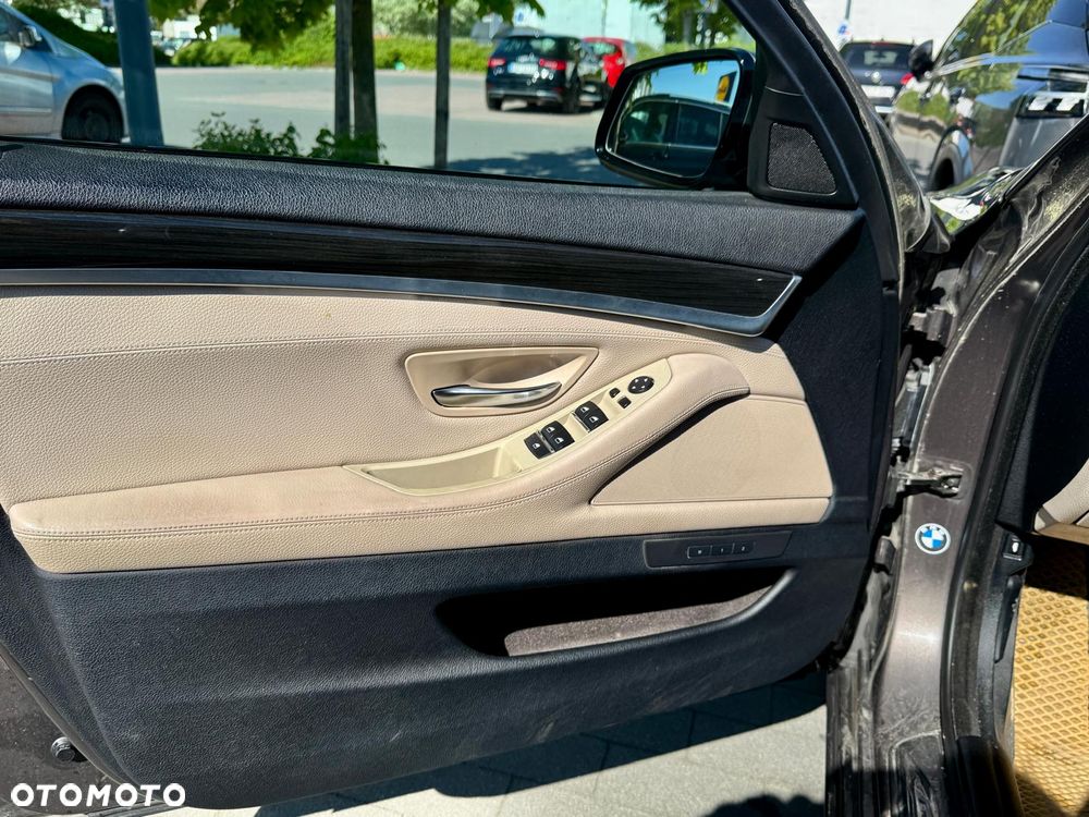 BMW Seria 5 525d xDrive - 13
