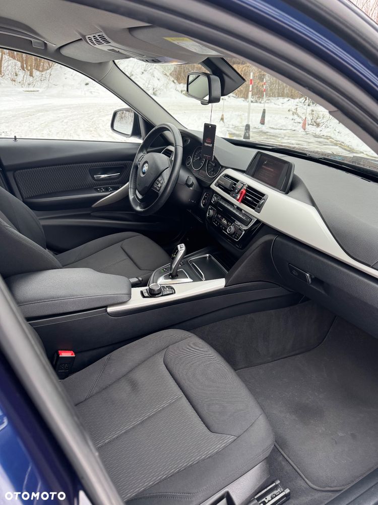 BMW Seria 3 330i xDrive - 13