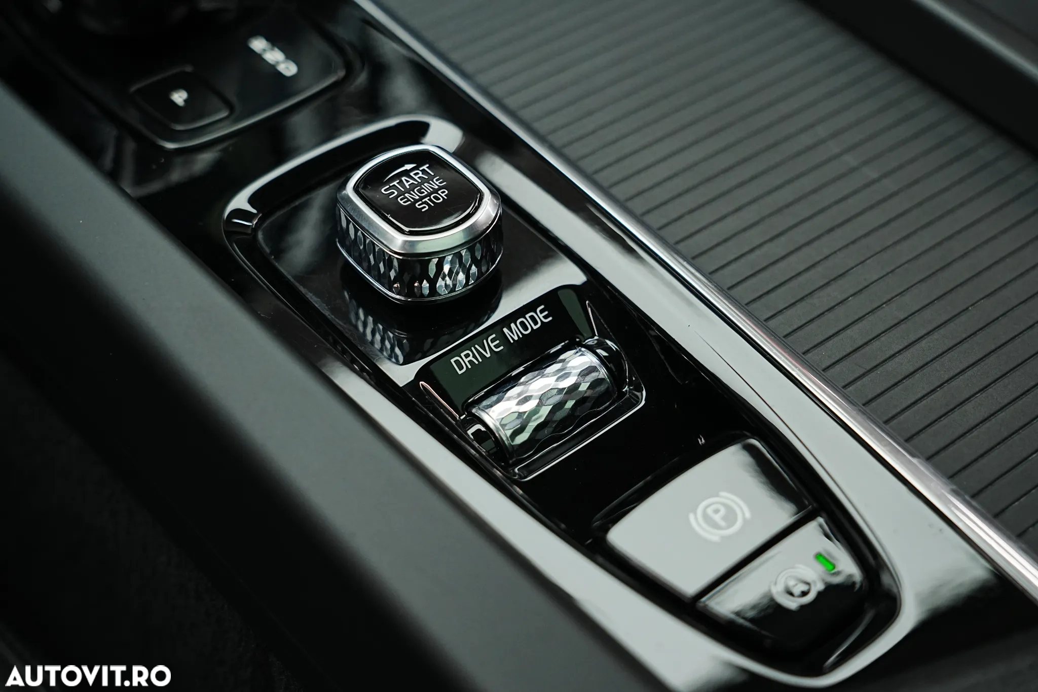 Volvo XC 60 T8 Twin Engine AWD Geartronic Momentum - 28