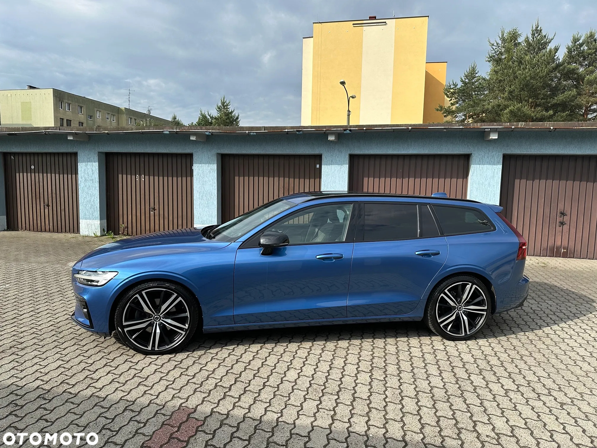 Volvo V60 D4 R-Design - 3