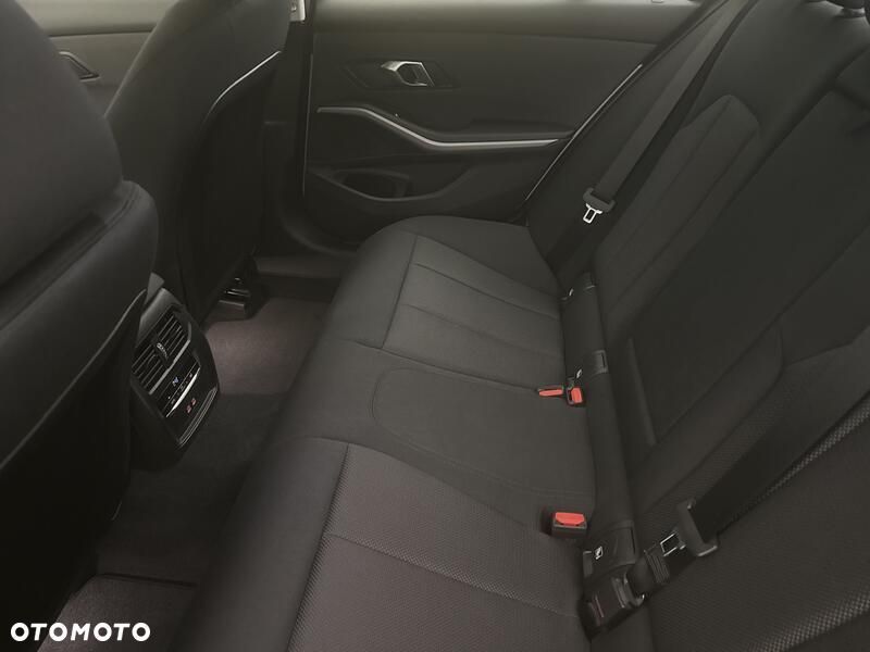 BMW Seria 3 318i - 21