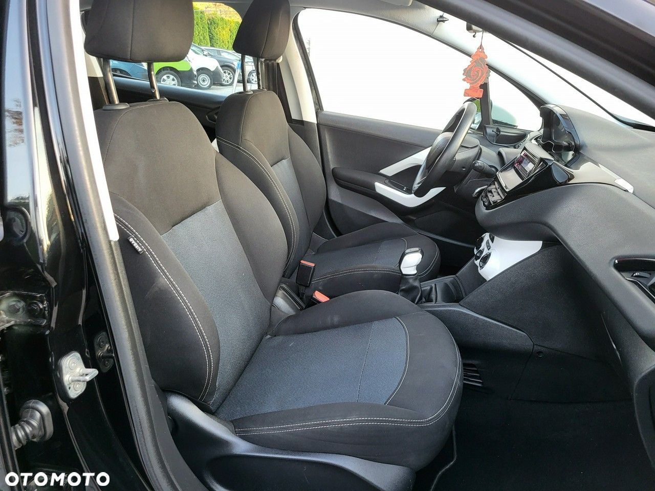 Peugeot 208 - 11