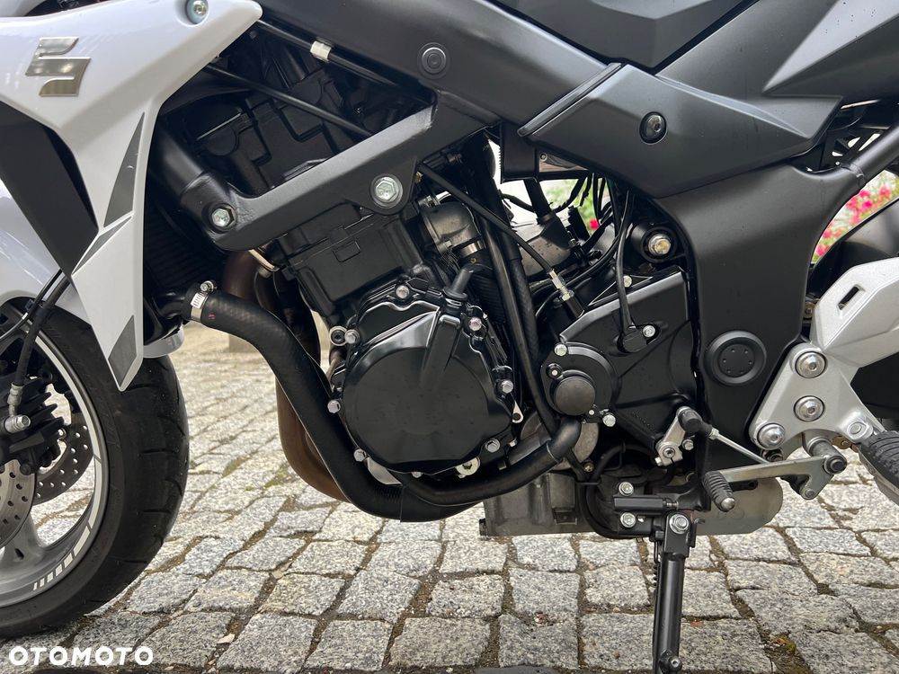 Suzuki GSR - 24