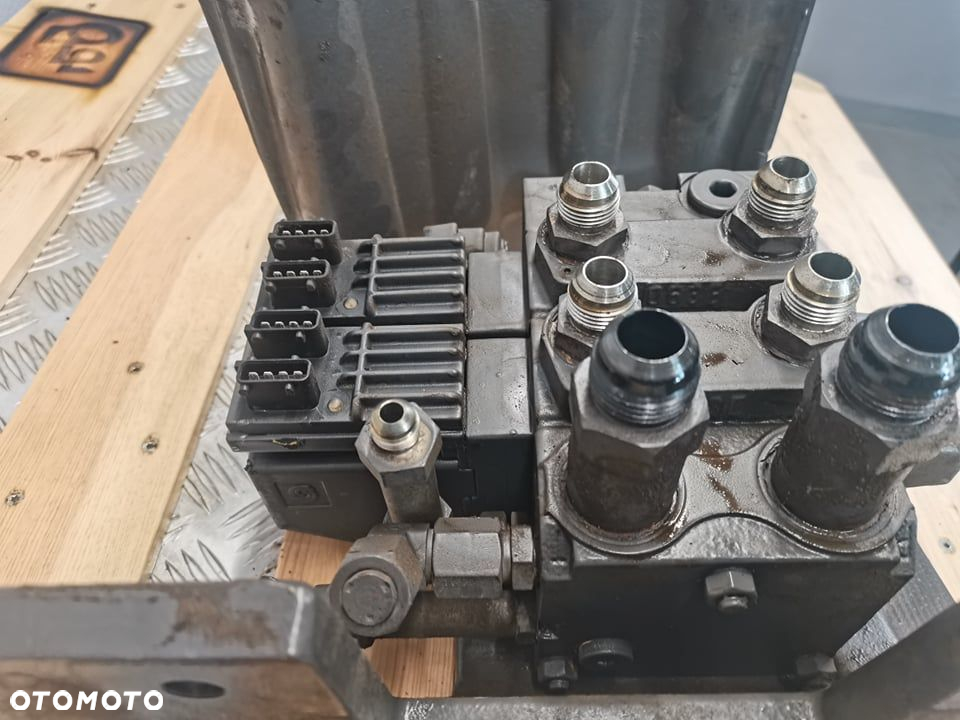 Valtra T.... 2014r {Blok zaworowy Sauer-Danfoss} - 5