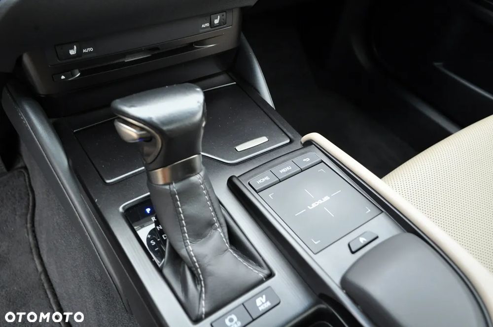 Lexus ES 300h Business Edition + - 26