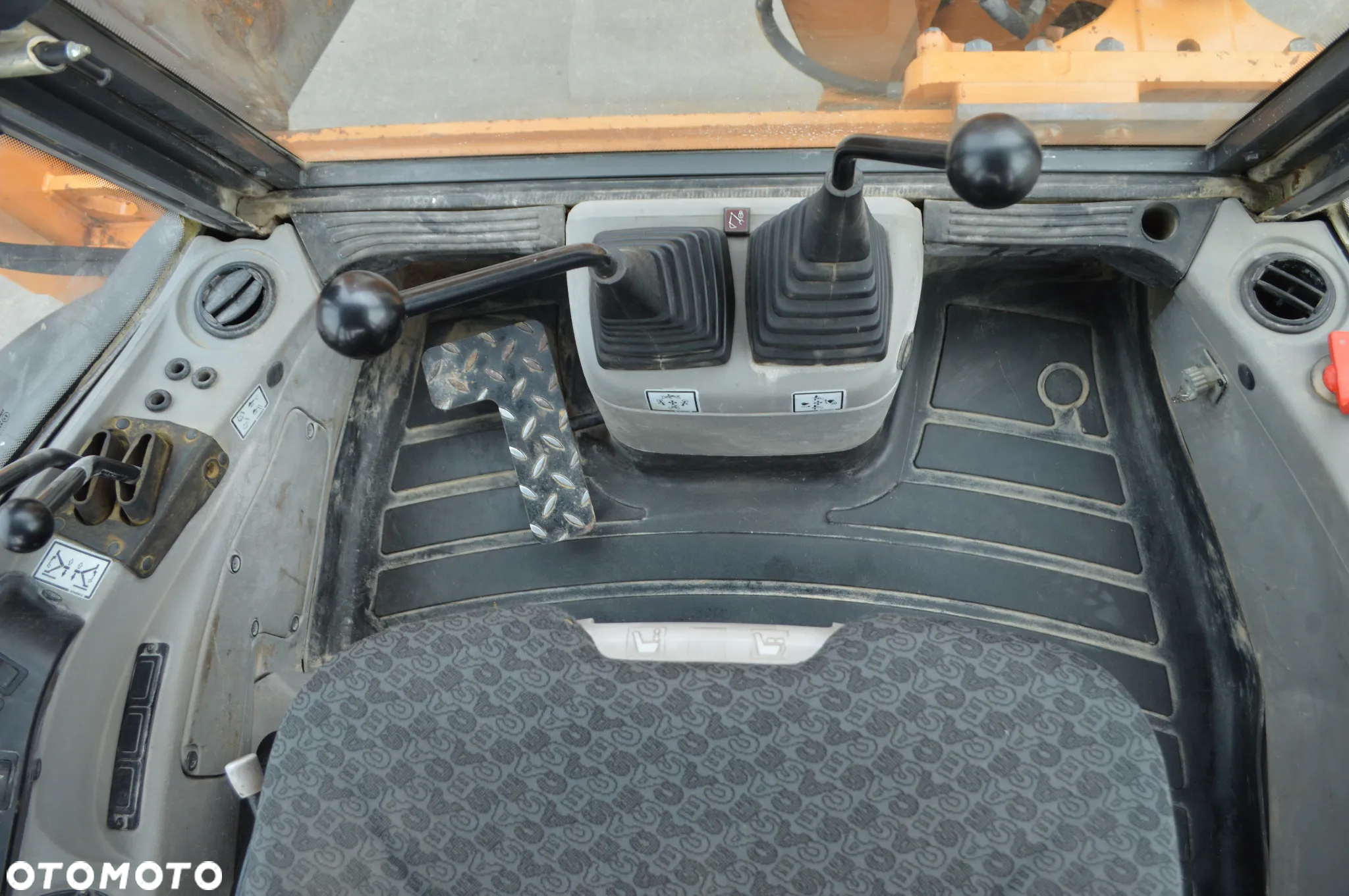 Case 695ST - 11