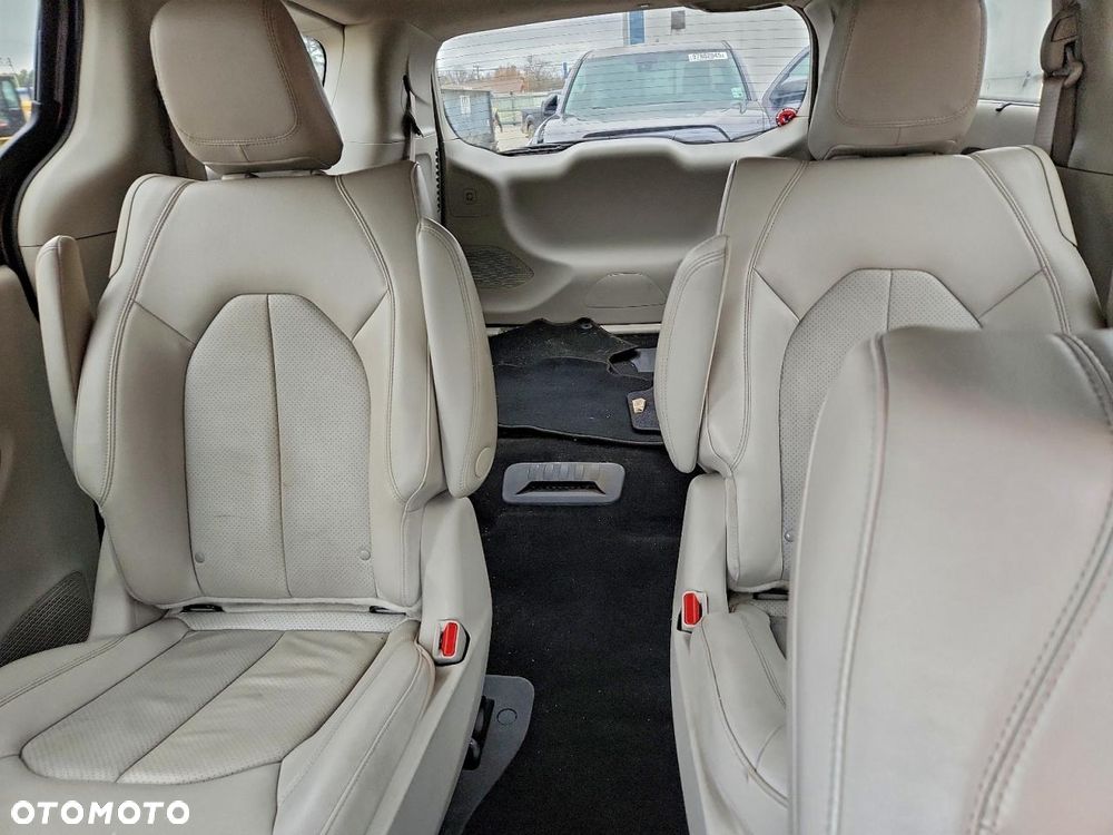 Chrysler Pacifica - 11