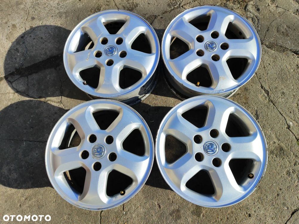 Alufelgi 16" 5x118 Trafic Vivaro Ducato Boxer Jumper Ładne! komplet 4 sztuki, średnica 16", rozstaw śrub 5x118, otwór centrujący 71,1 mm, ET50, szerokość 6", produkcja Ronal. Pasują do takich aut jak Renault Trafic, Opel Vivaro, Fiat Ducato, Citroen Jumper, Peugeot Boxer, Nissan Primastar.