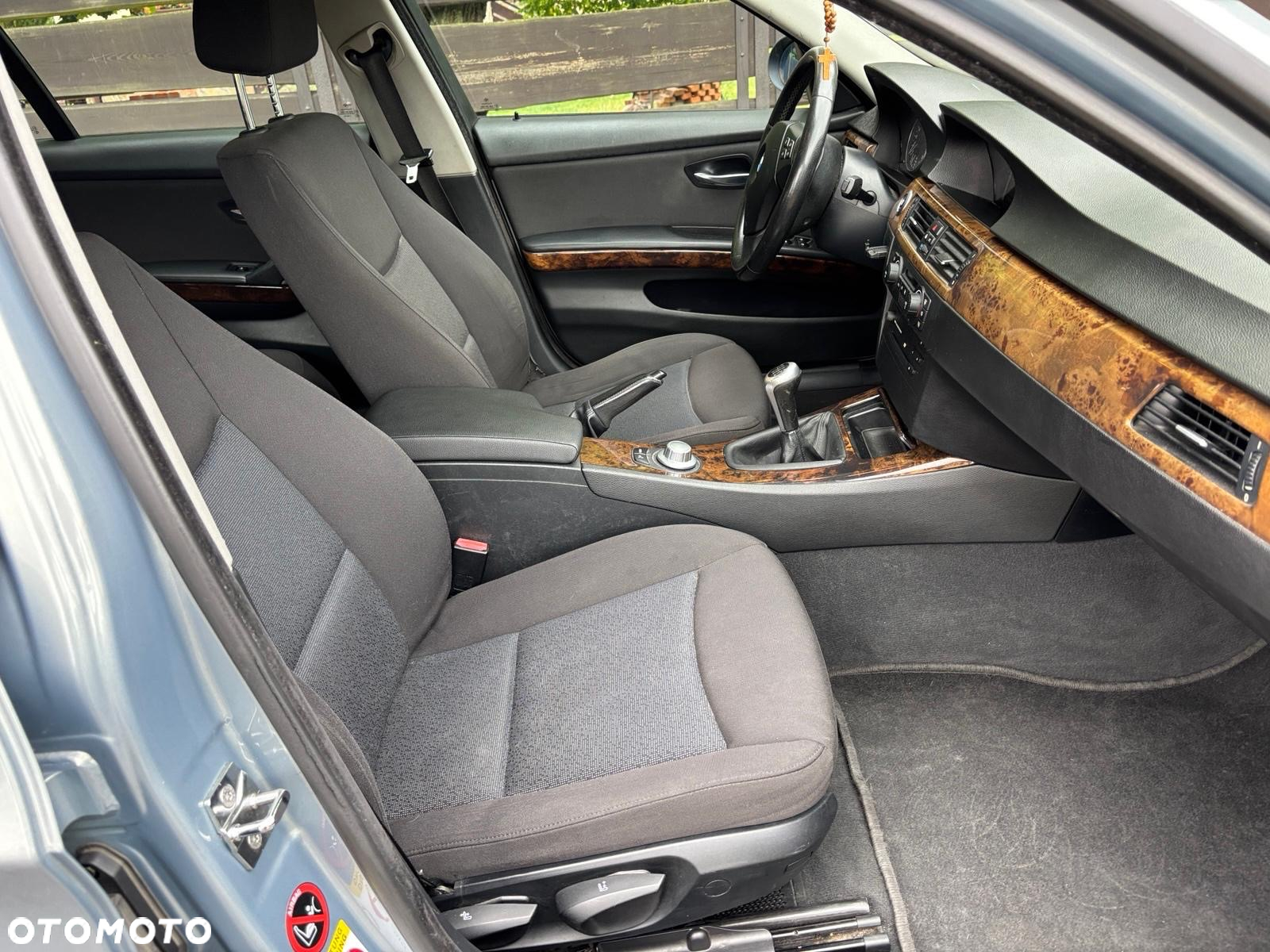 BMW Seria 3 320d DPF Touring - 15