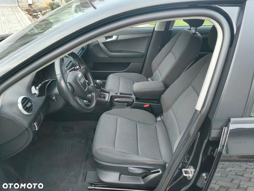 Audi A3 Sportback 1.6 TDI DPF Ambiente - 31