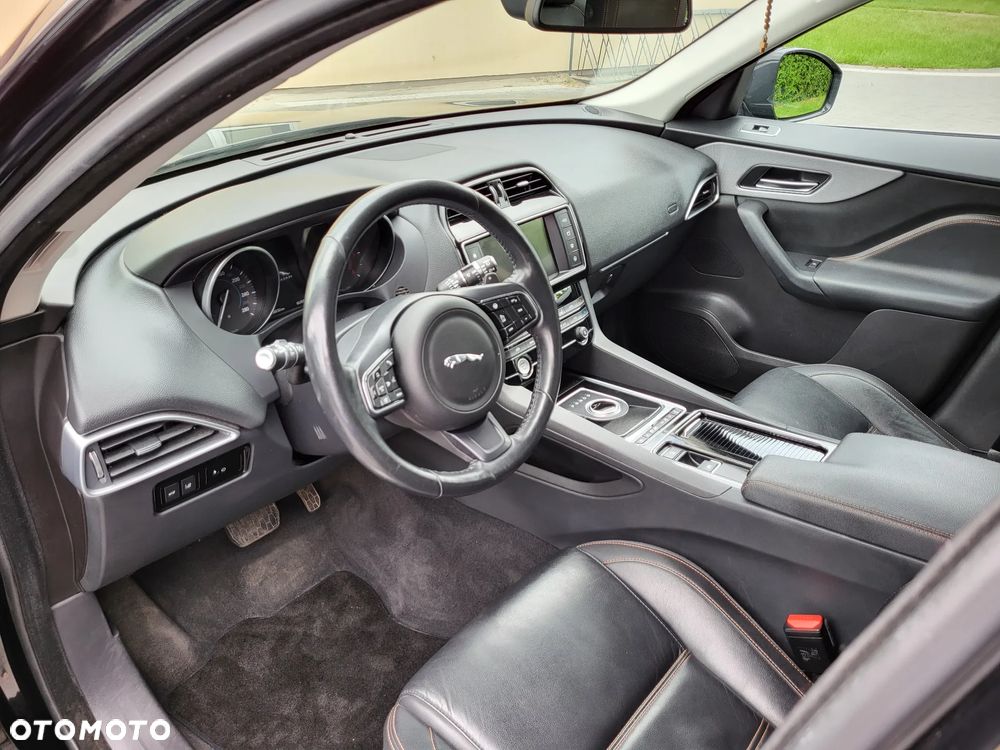 Jaguar F-Pace 2.0 i4D AWD Pure - 9