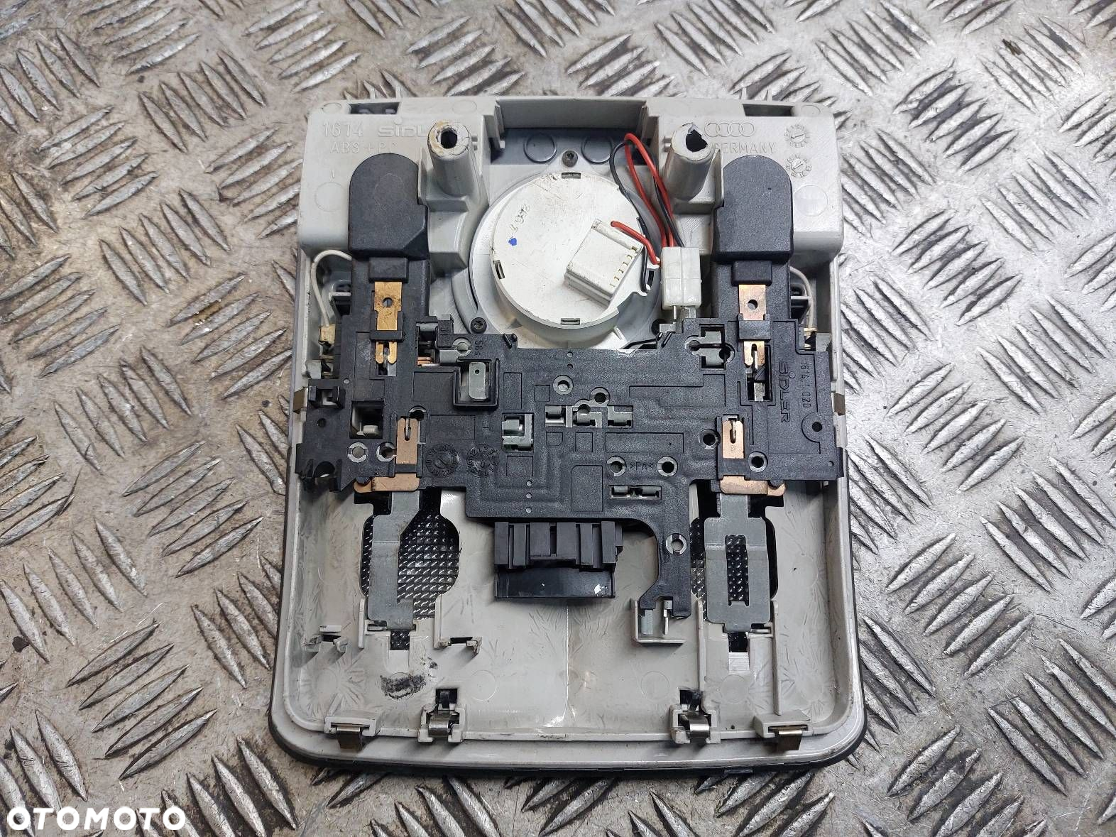 LAMPKA PODSUFITKI PRZEŁĄCZNIK SZYBERDACHU AUDI A3 8L 8L0947111F - 2