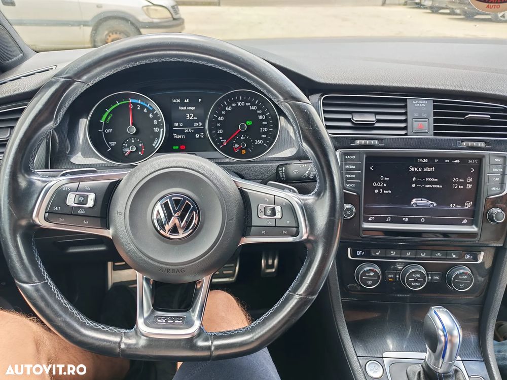 Volkswagen Golf - 1