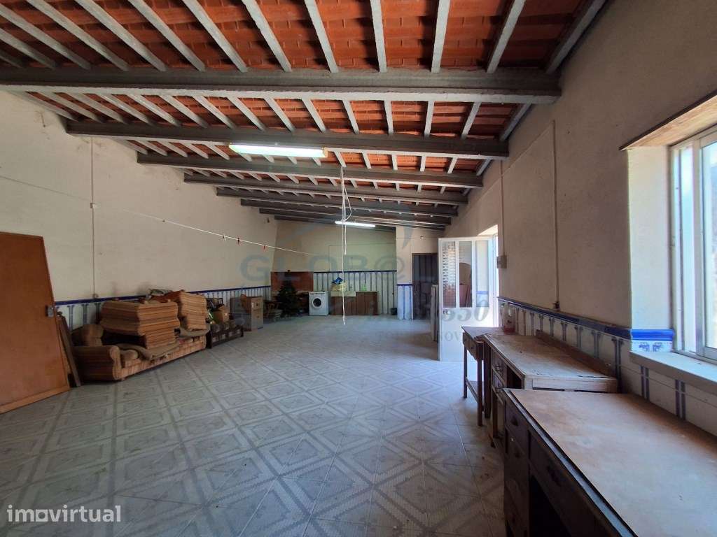 Moradia T3 no Centro de Vila Moreira - com logradouro, anexos e fre... - Grande imagem: 2/18