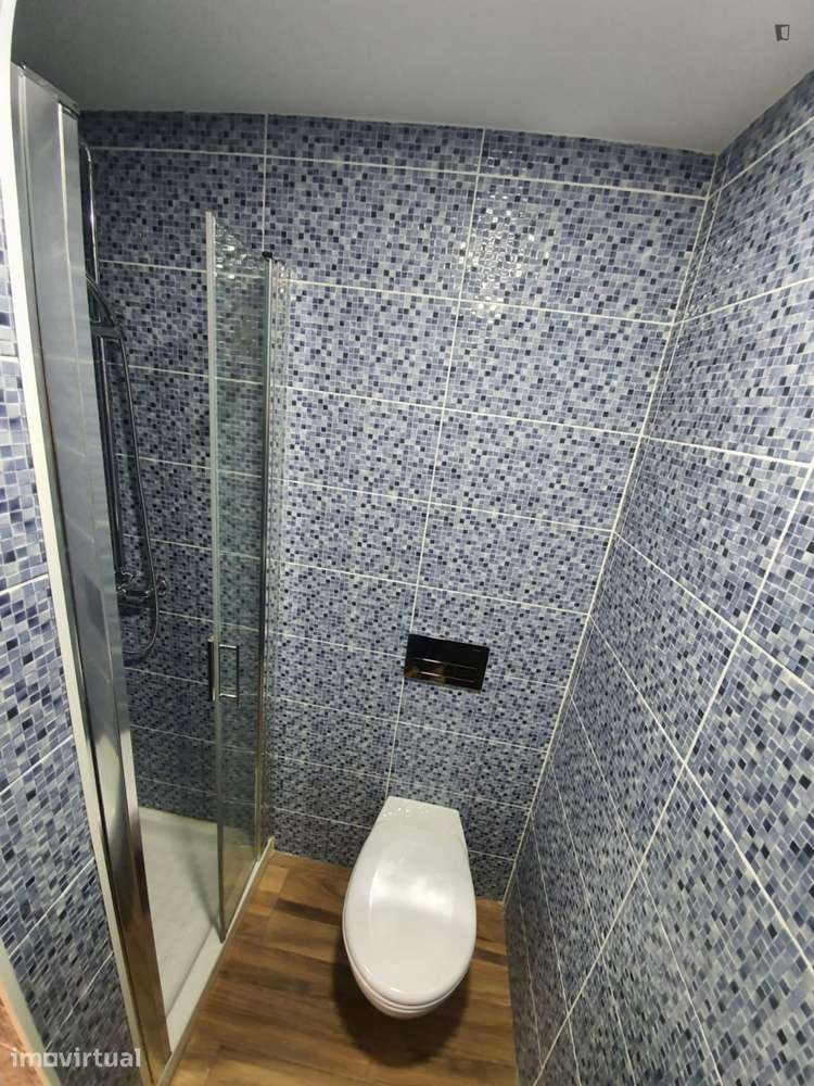 Quarto - localizado em Lordelo do Ouro Porto - Grande imagem: 4/7