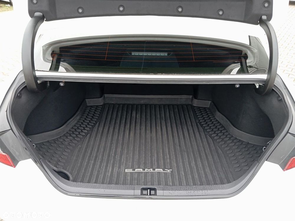 Toyota Camry 2.5 Hybrid Comfort CVT - 23