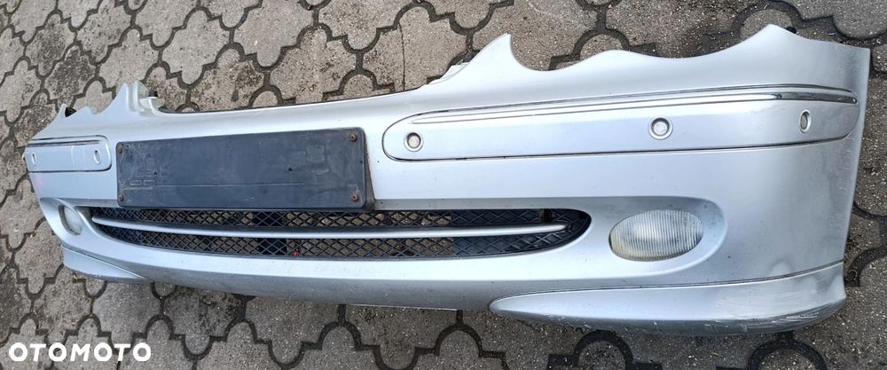 W203 zderzak przedni przód avangarde chrom pdc kolor 744 C klasa Mercedes