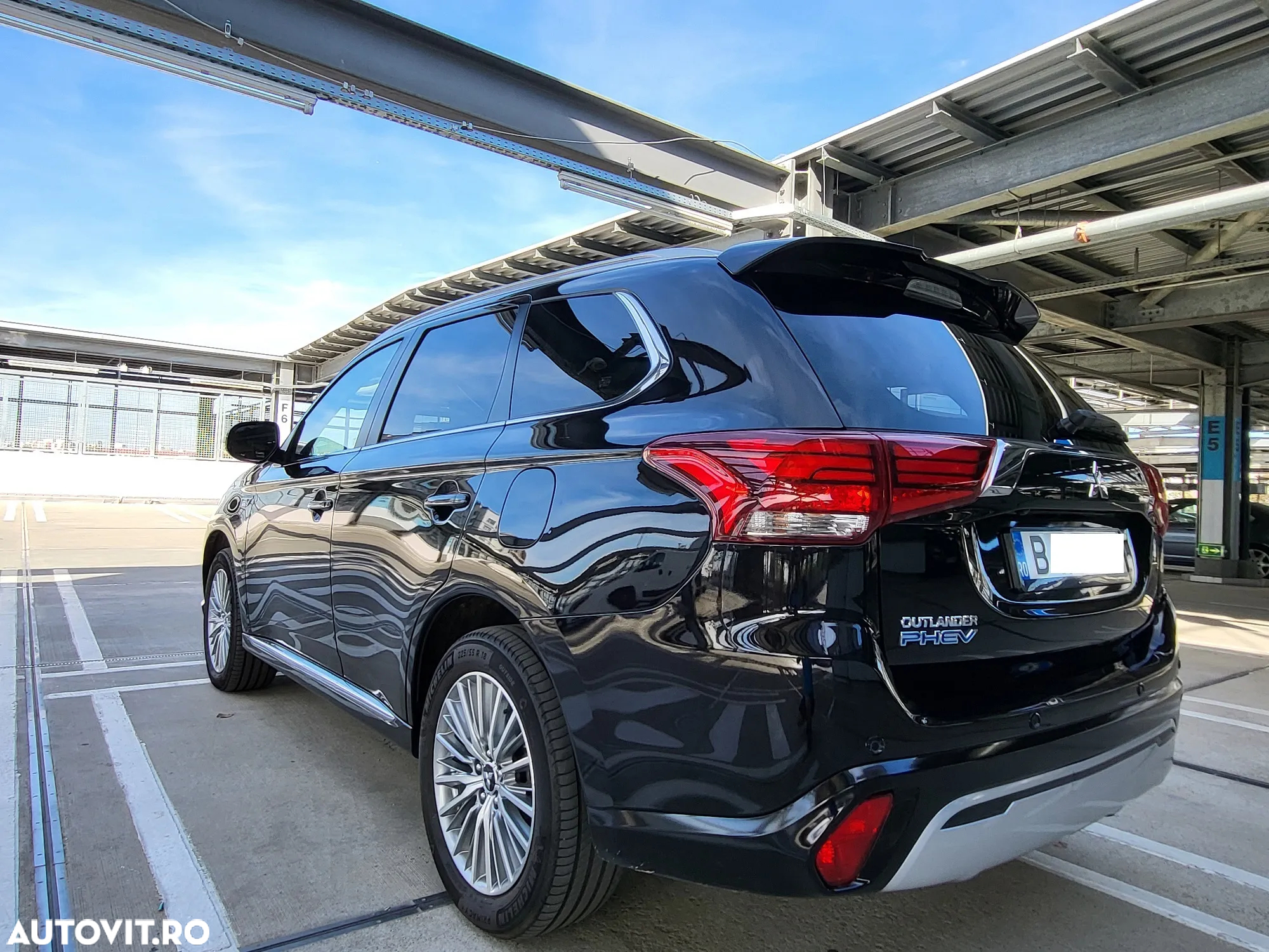Mitsubishi Outlander 2.4 4WD Plug-In Hybrid - 9