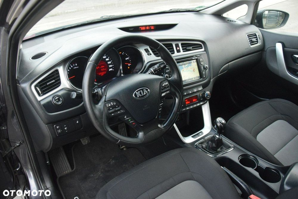 Kia Ceed - 32