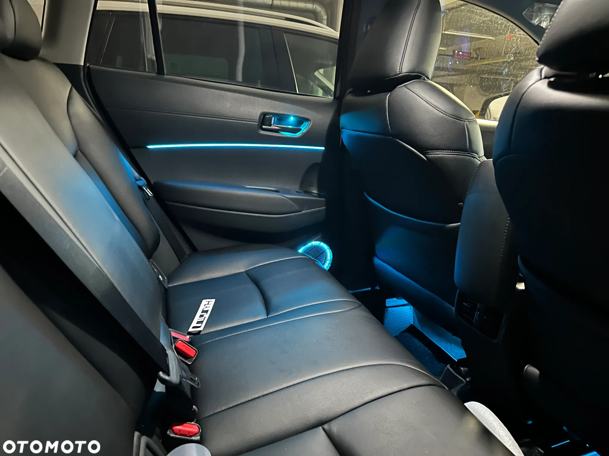 Toyota Corolla 2.0 Hybrid Lounge - 12