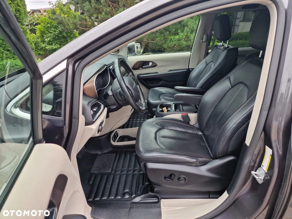 Chrysler Pacifica - 23