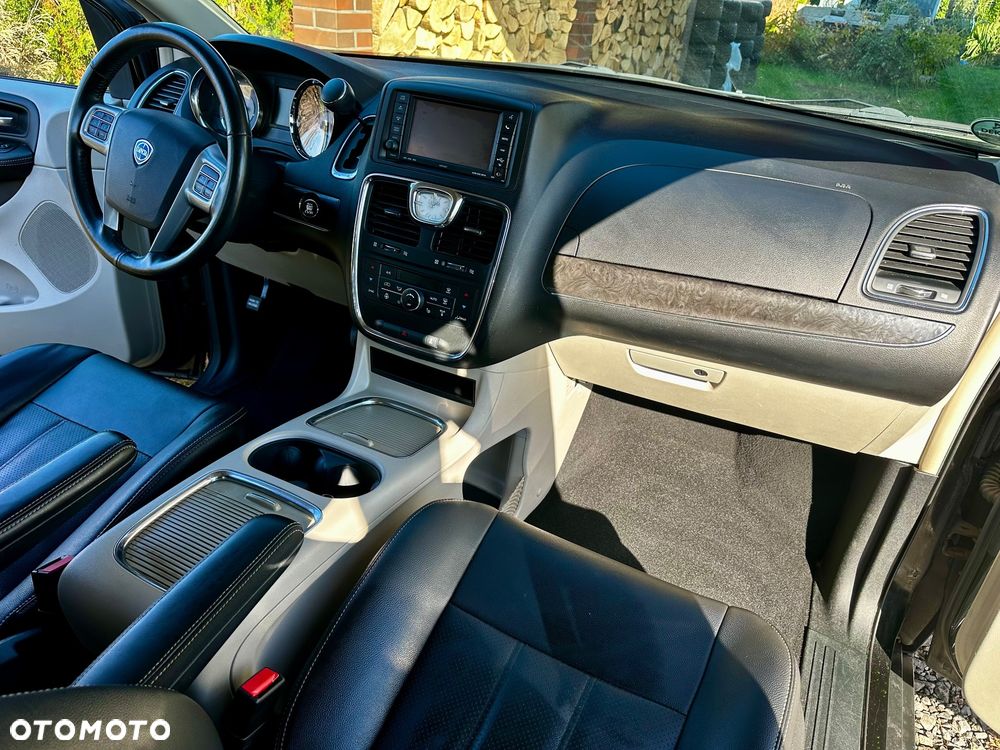Lancia Voyager - 9