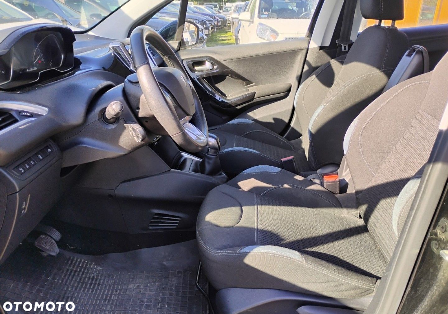 Peugeot 208 - 8
