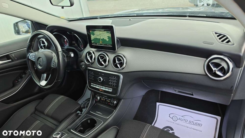 Mercedes-Benz GLA 200 7G-DCT Urban - 11