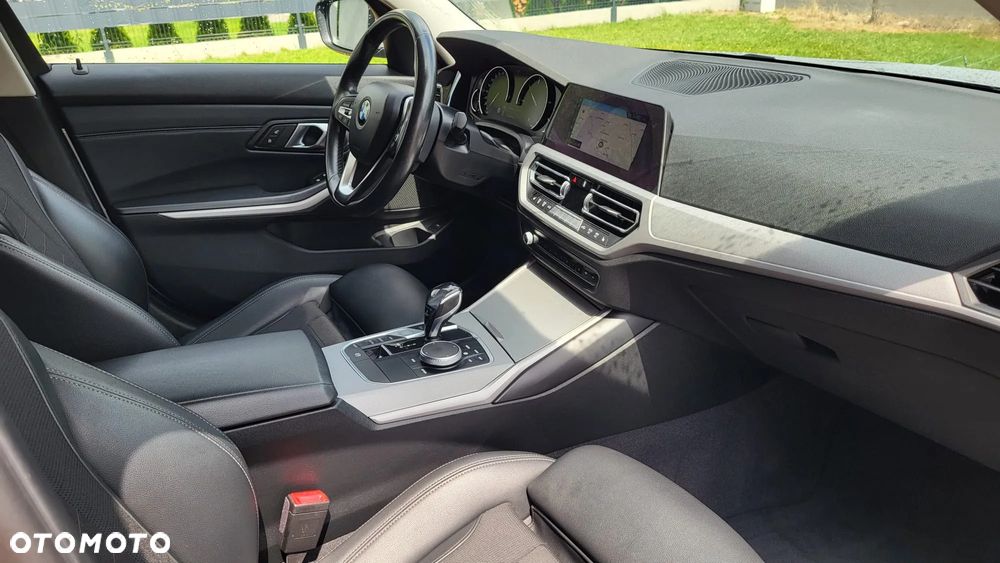 BMW Seria 3 318d Touring - 33