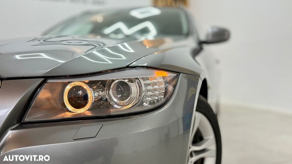 BMW Seria 3 320i Touring Aut. - 12