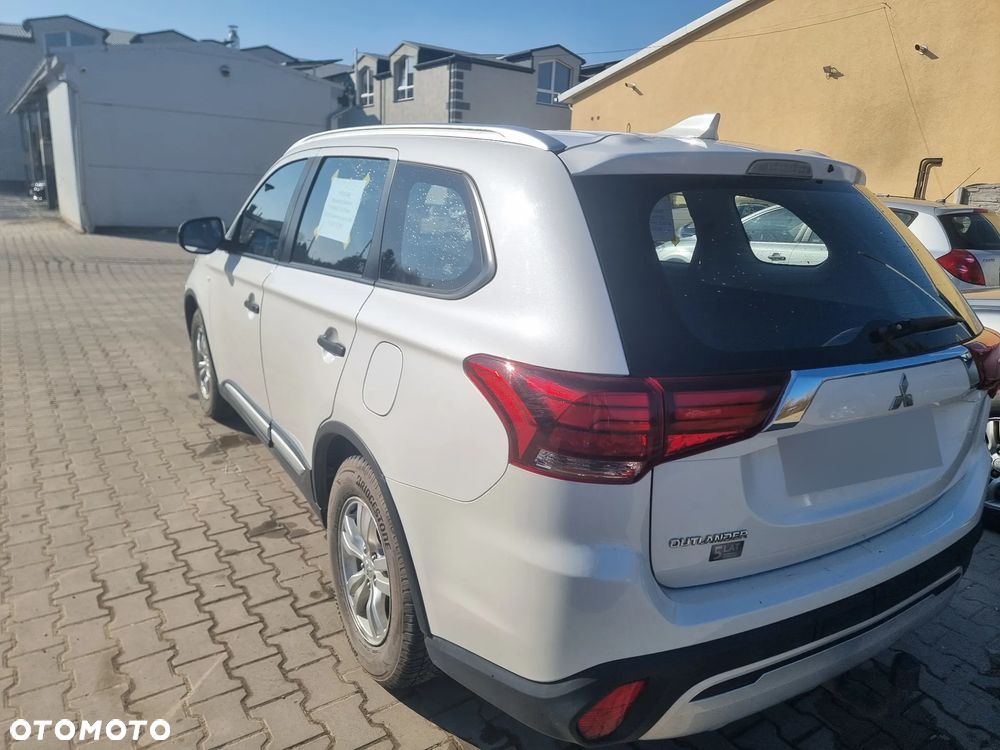 Mitsubishi Outlander - 3
